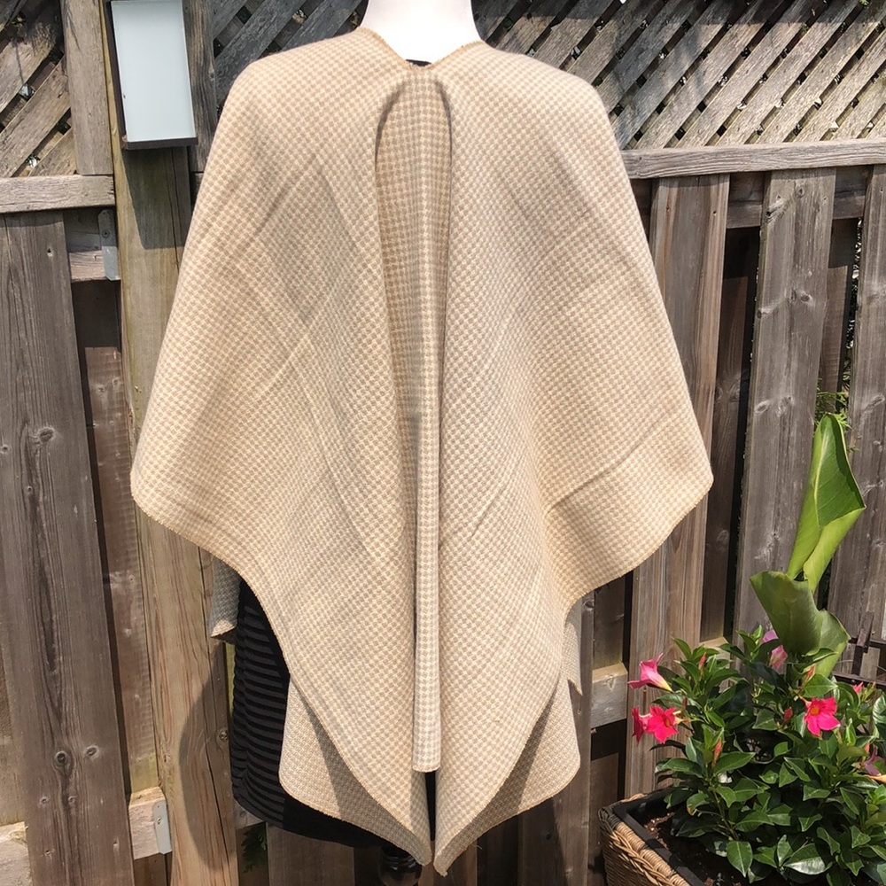 Wool Cape O/S Beige Houndstooth Handmade Excellent Condition and Warm